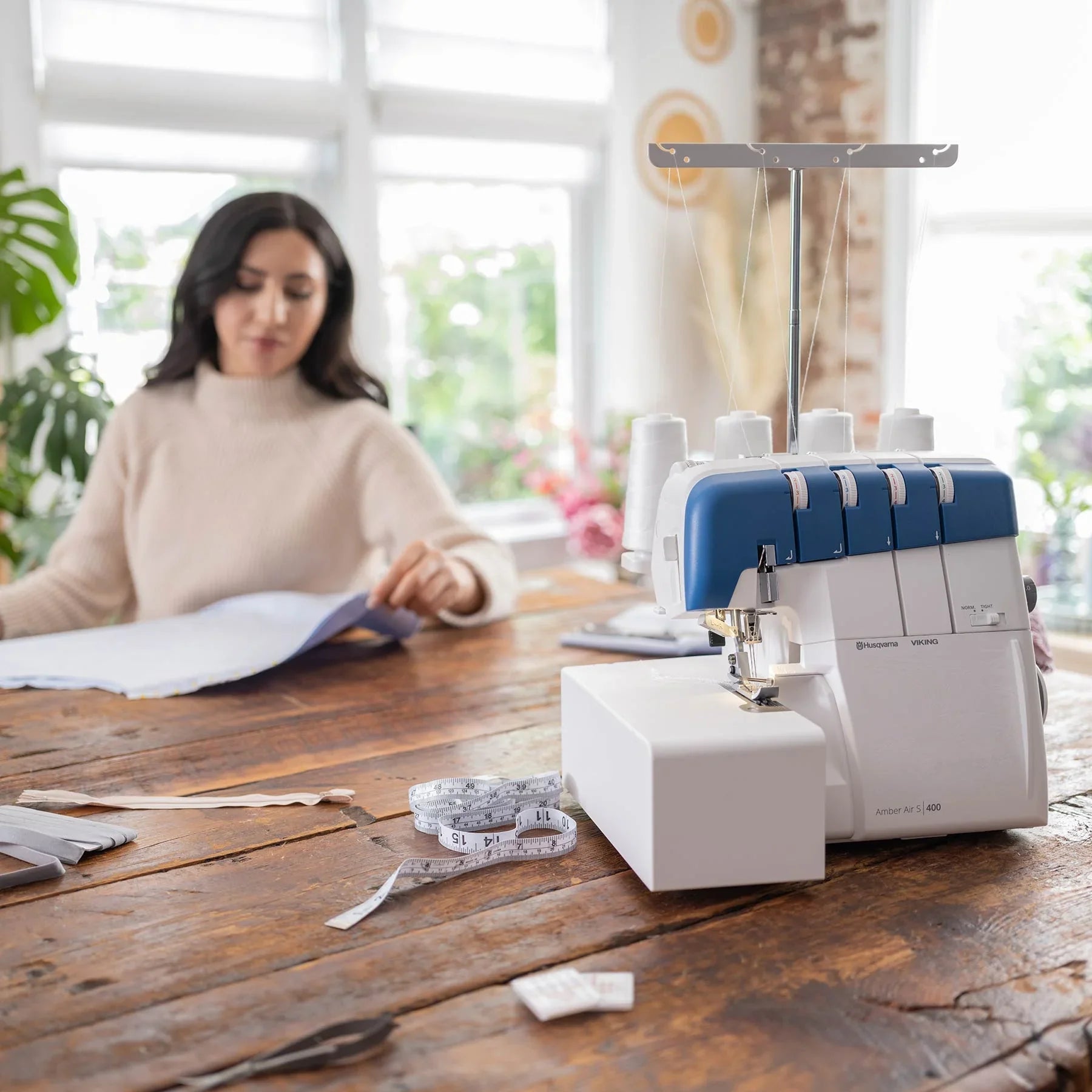 HUSQVARNA VIKING AMBER Air S | 400 Overlock Machine