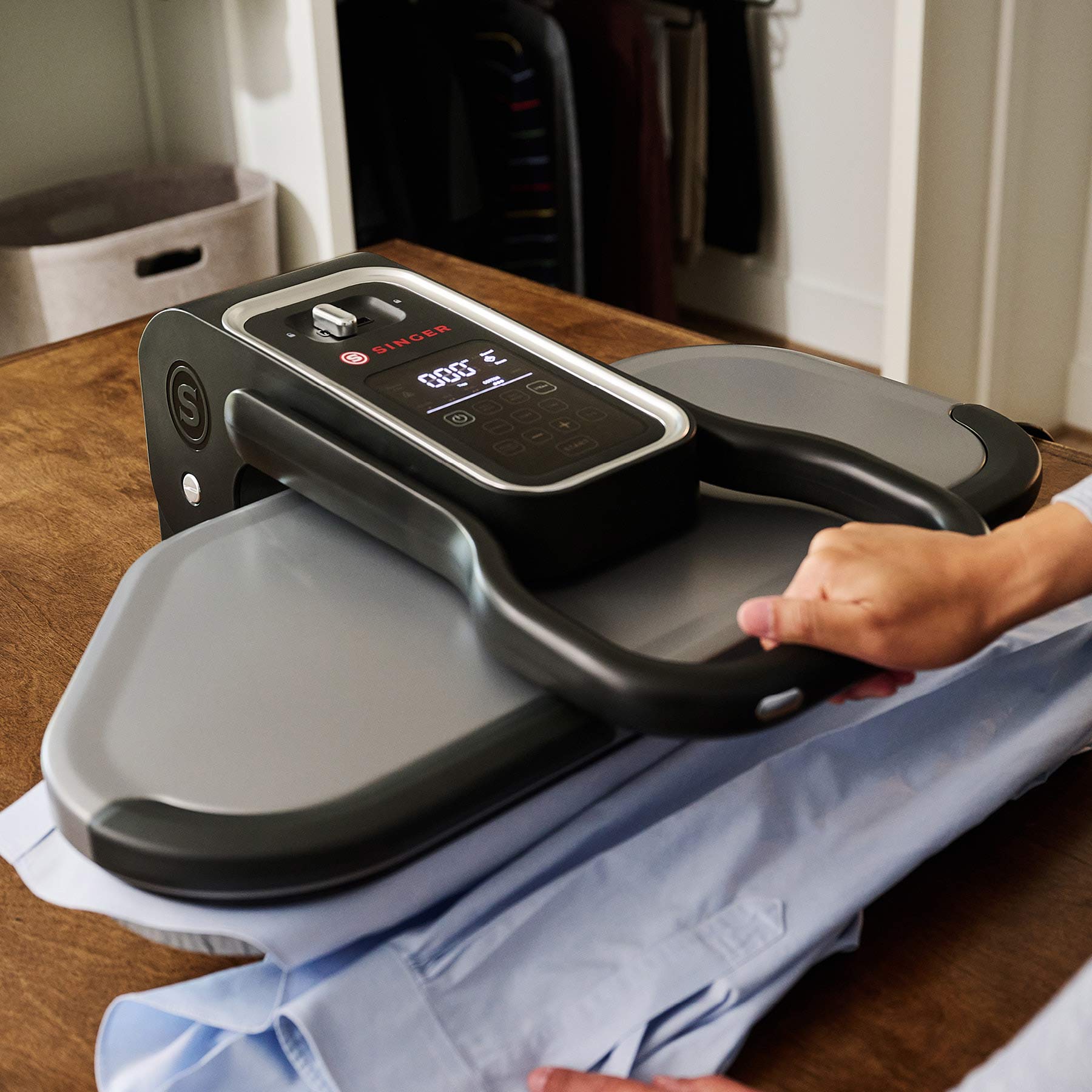 SINGER INTELLIGENT™ Steam Press 26 inch