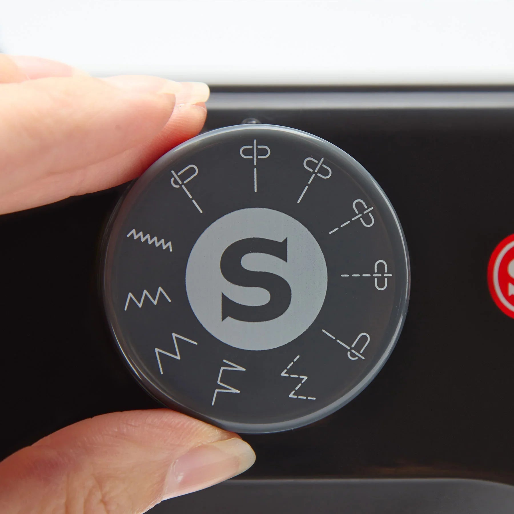 Selector showing the different pattern stitches of the SINGER M1000 Black Mending Machine.