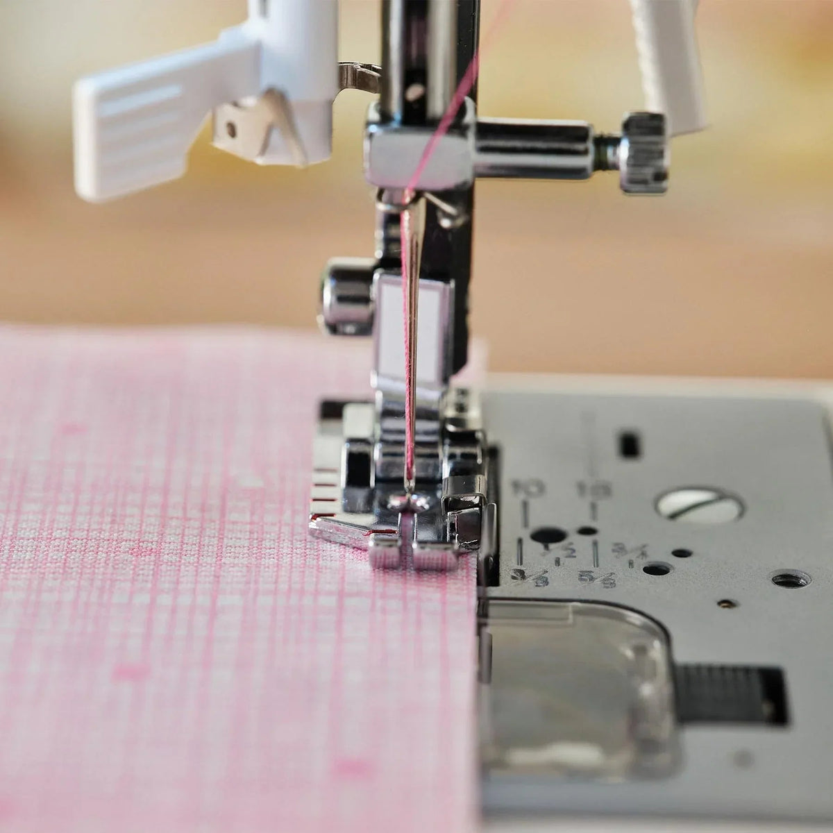 A Sample of the SINGER Patchwork 7285Q Sewing & Quilting Machine sewing fabric.